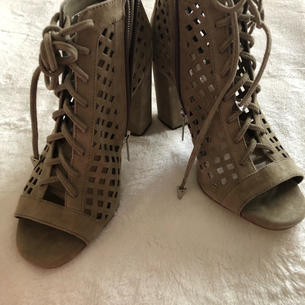 Gianni Bini New size 7 M, open toe, beige color